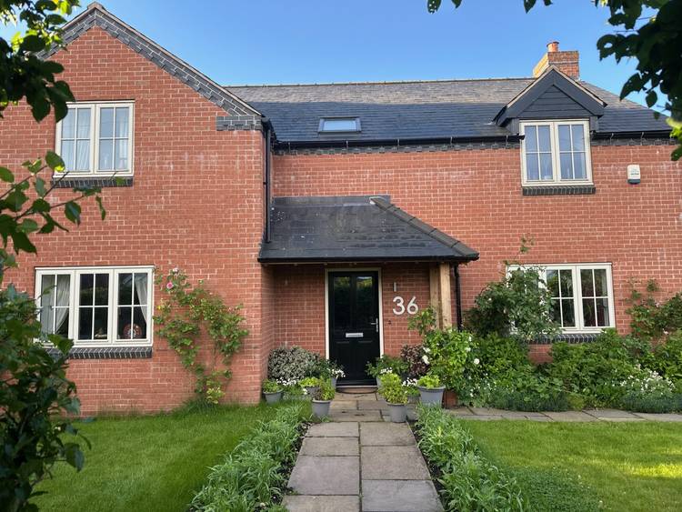 4 bedroom detached house