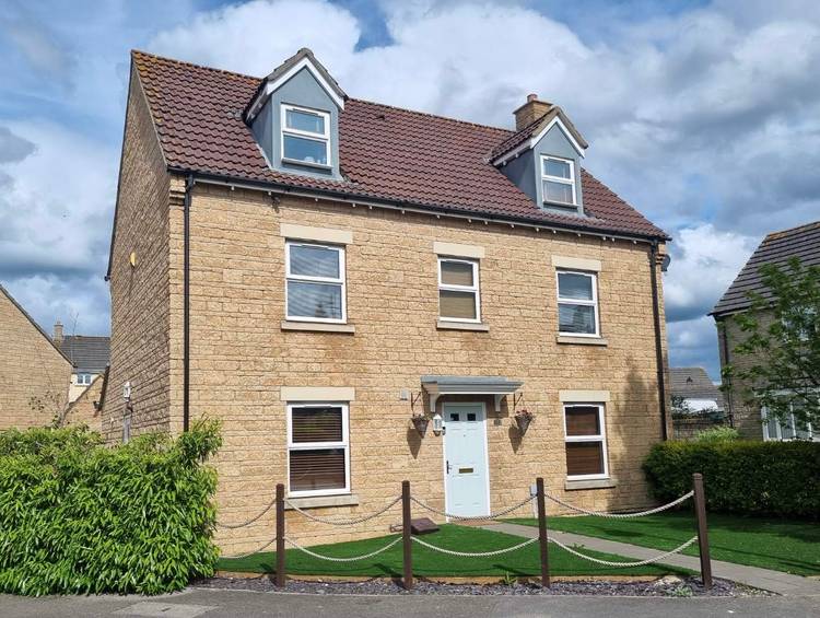 5 bedroom detached house