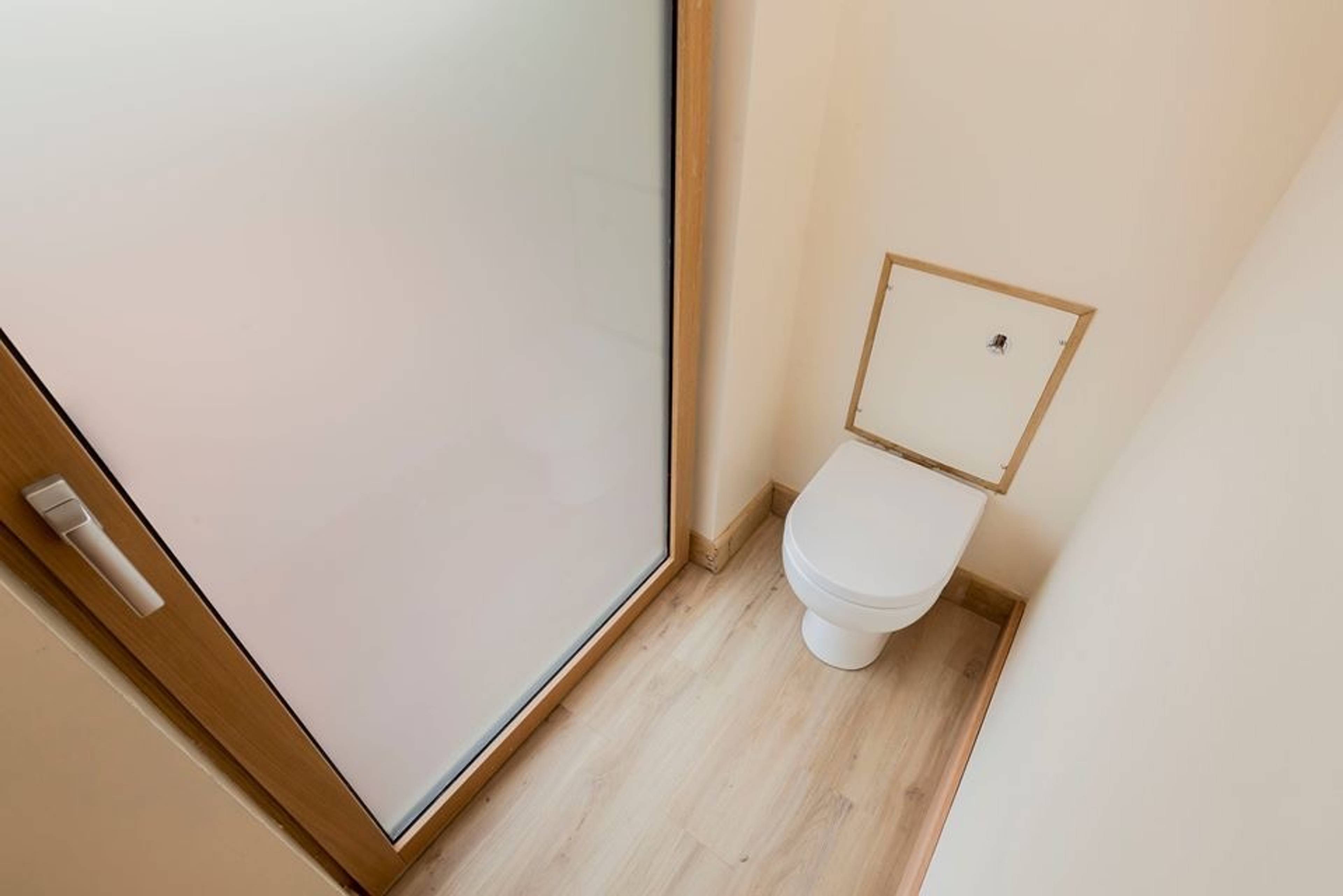 Annexe Cloakroom