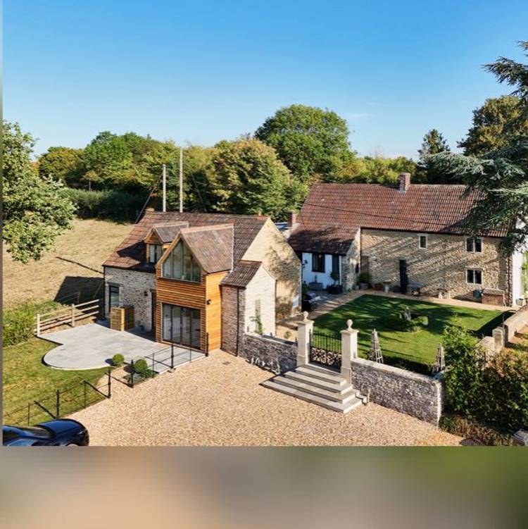 6 bedroom detached house