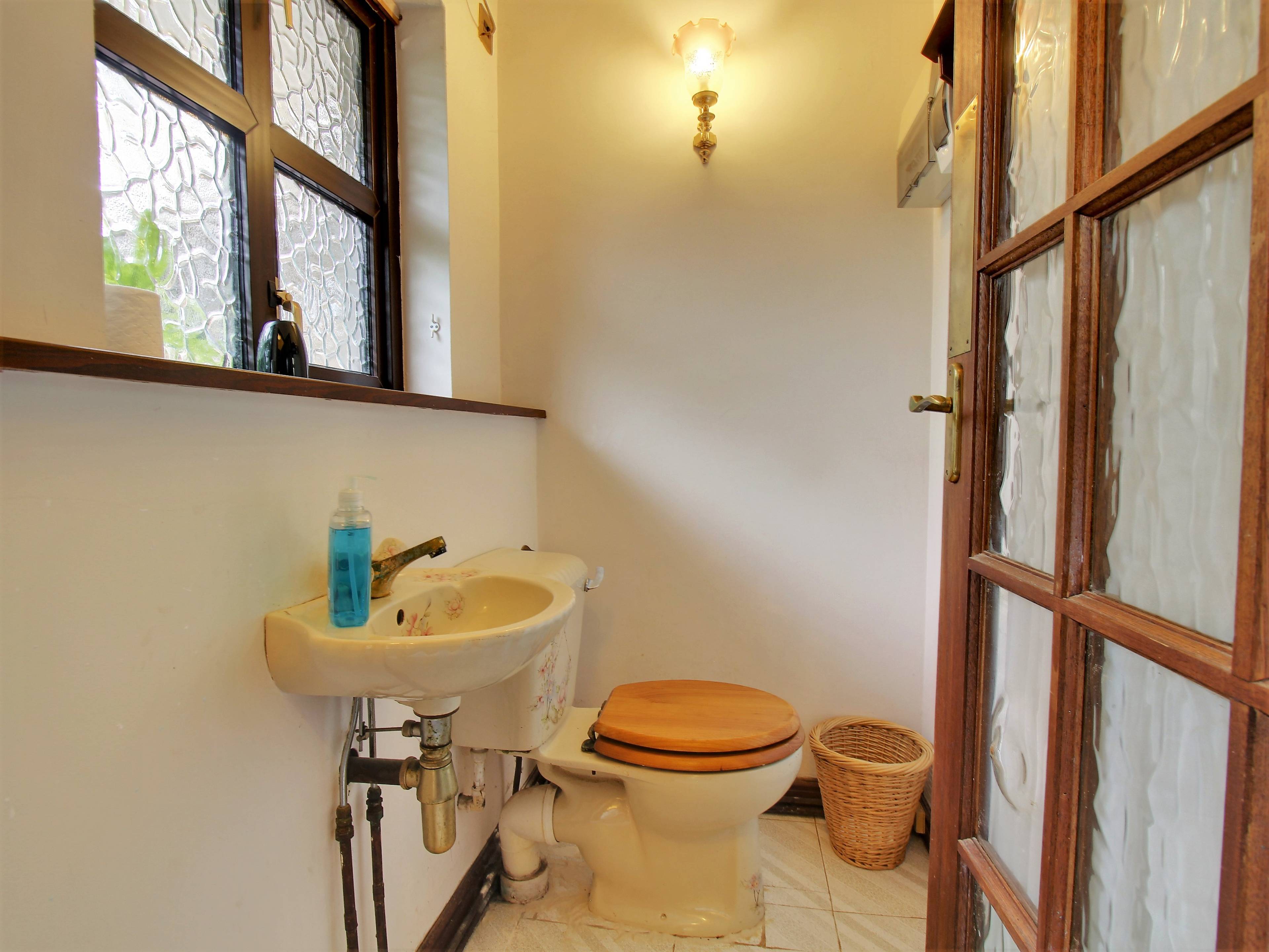 Annexe Cloakroom