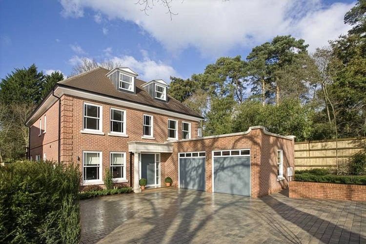 5 bedroom detached house
