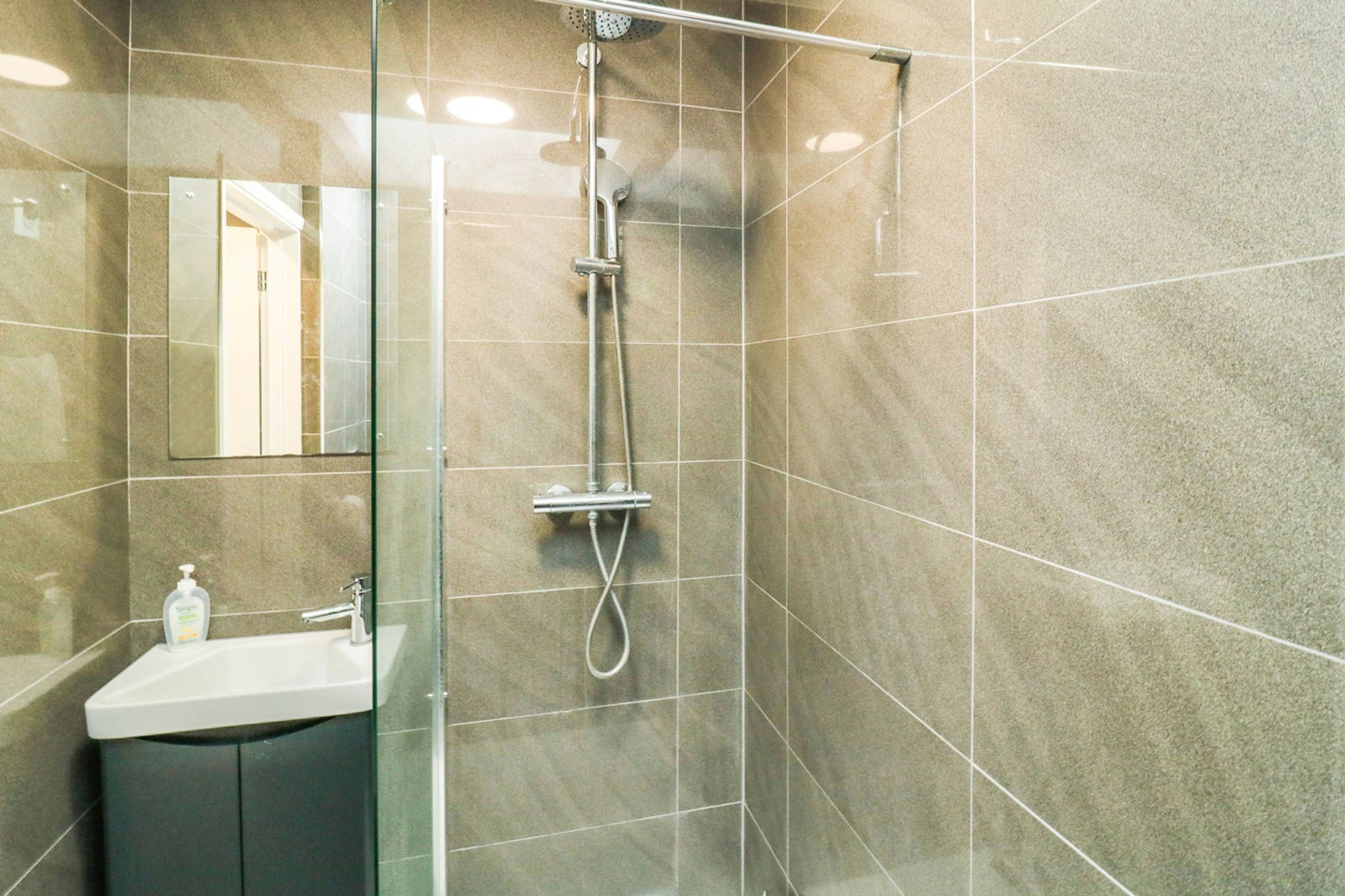 Annexe Shower Room