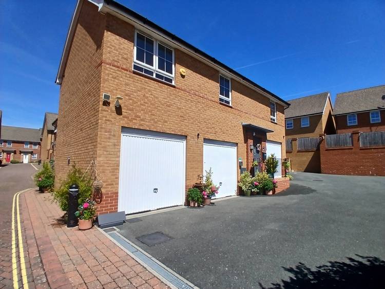 2 bedroom detached house