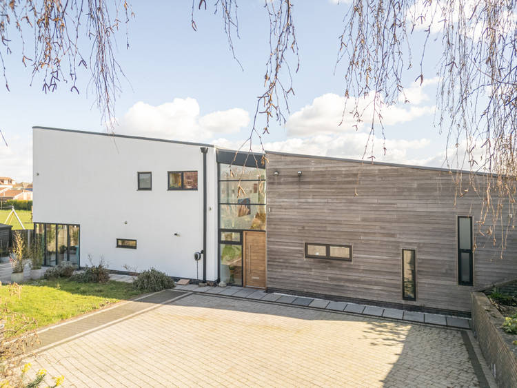 5 bedroom detached house