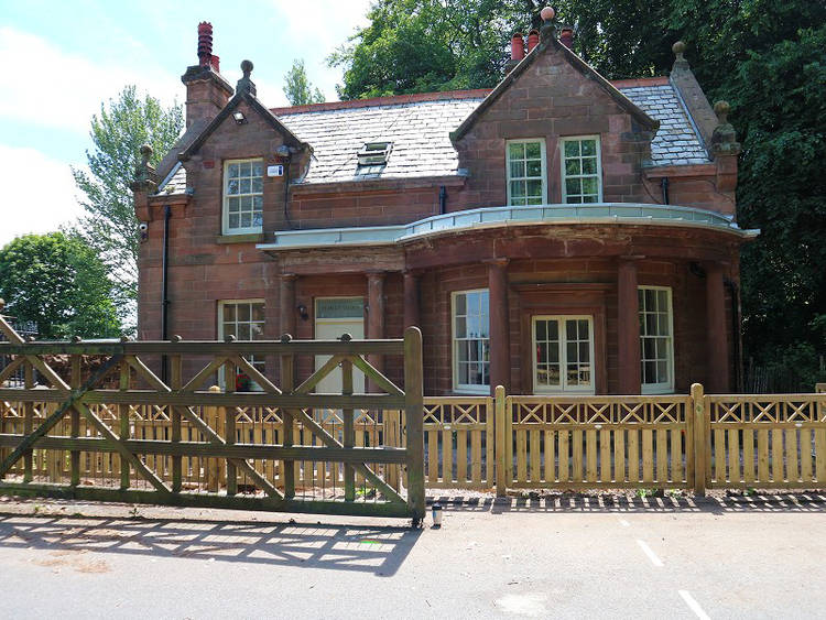 2 bedroom detached house