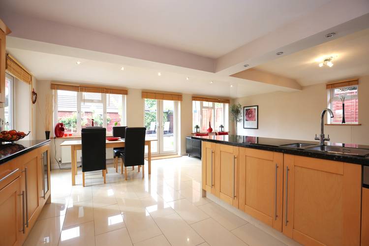 5 bedroom detached house