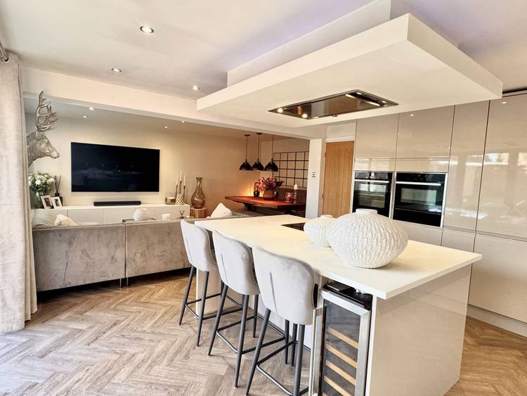 4 bedroom detached house