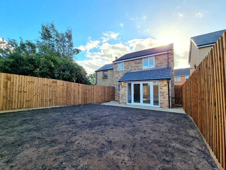 2 bedroom detached house