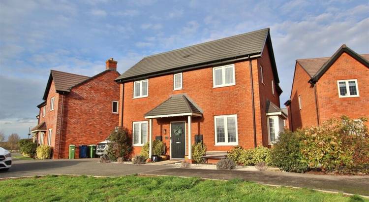 5 bedroom detached house