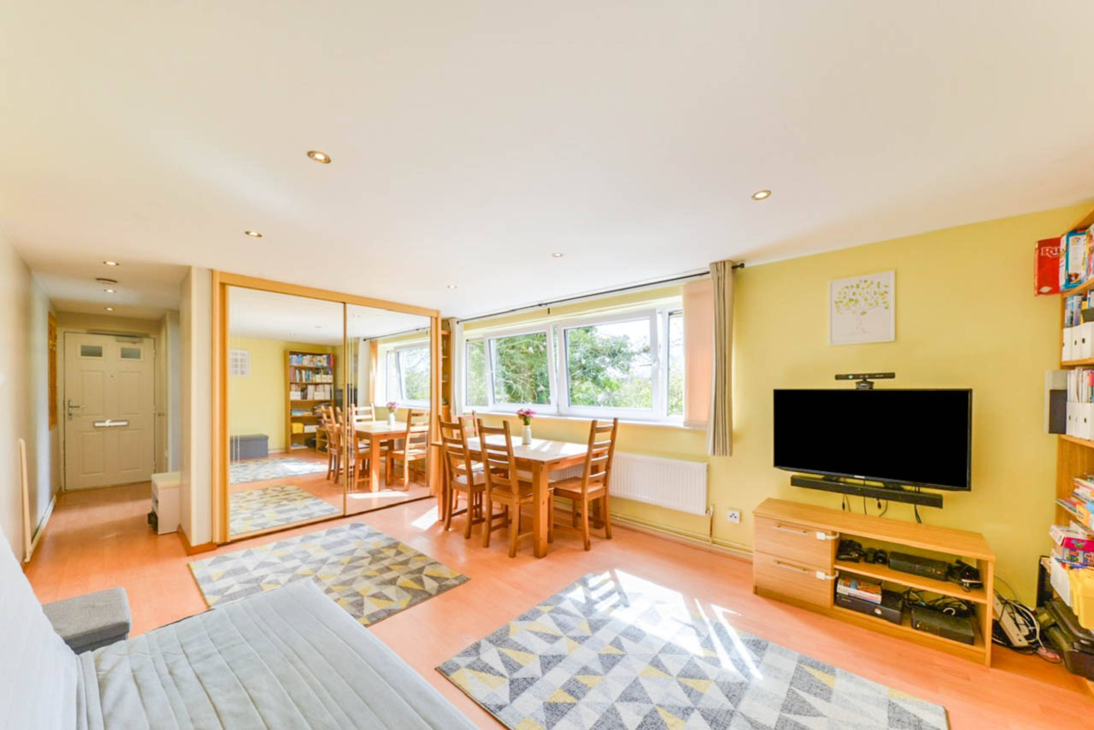 Lounge/Dining Room