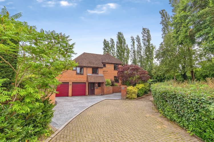 6 bedroom detached house