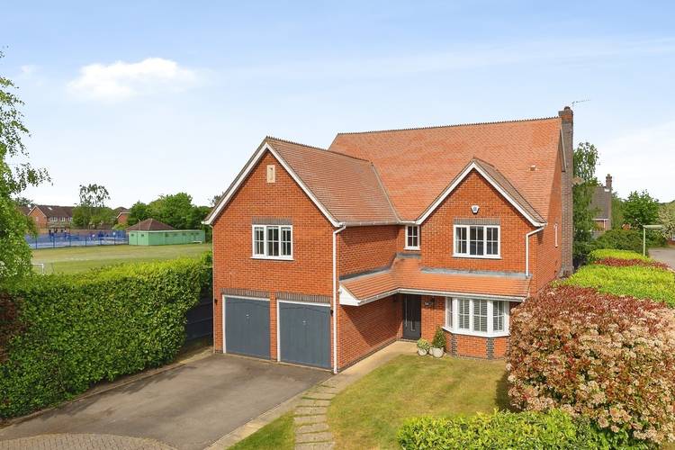 5 bedroom detached house