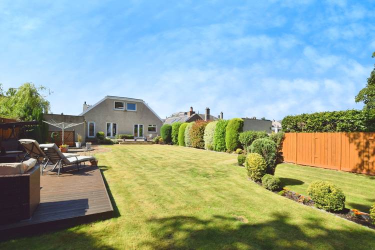 6 bedroom detached bungalow