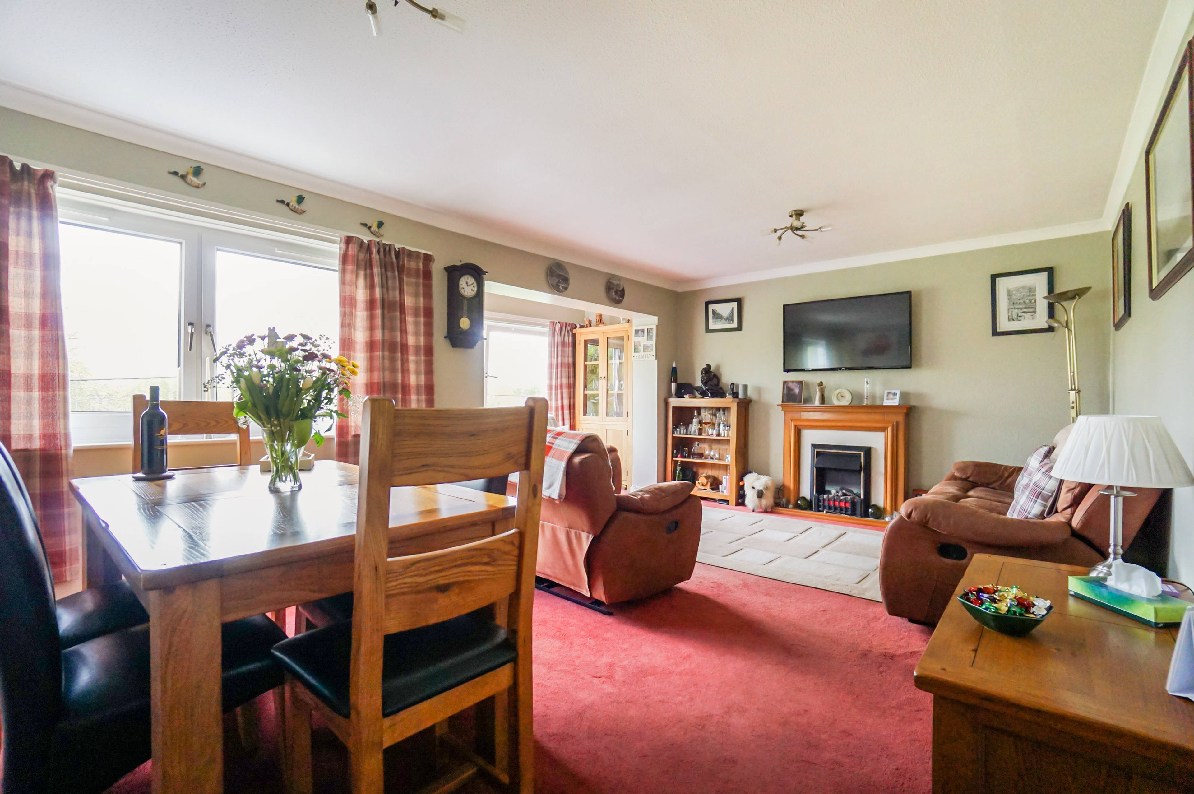 Lounge/Dining Room