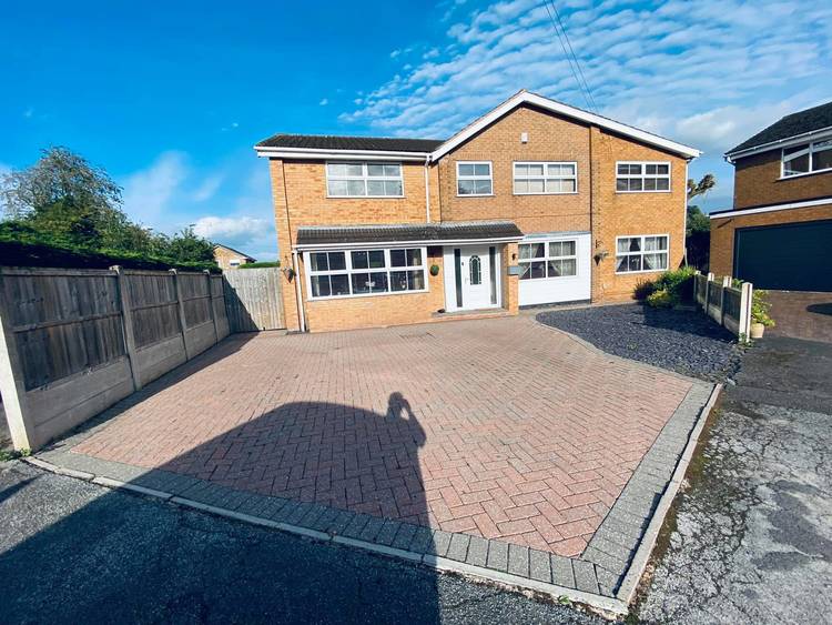 6 bedroom detached house