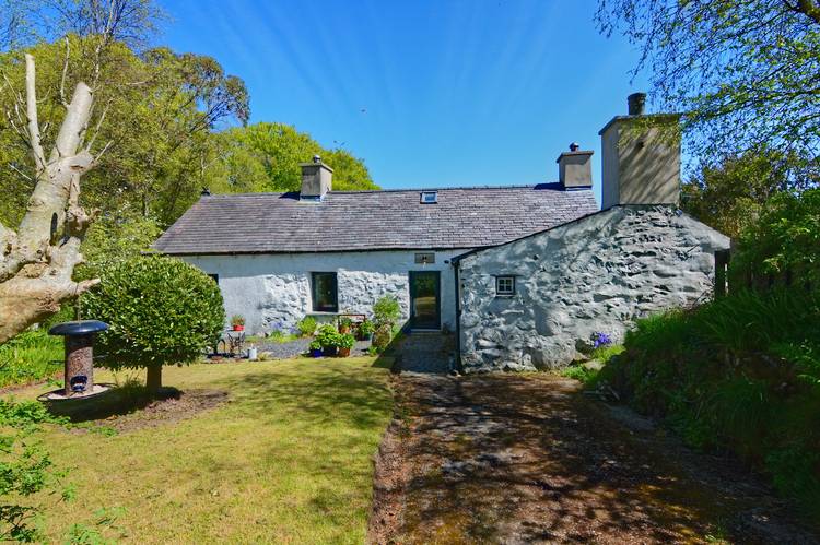 5 bedroom detached house
