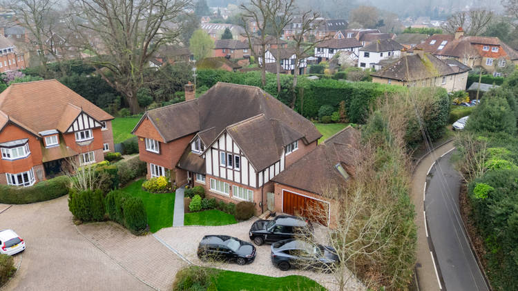 6 bedroom detached house