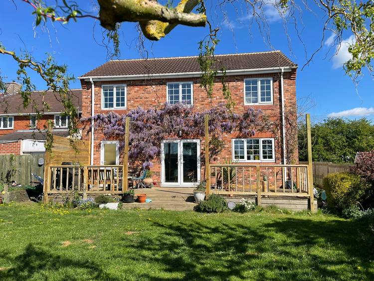 5 bedroom detached house