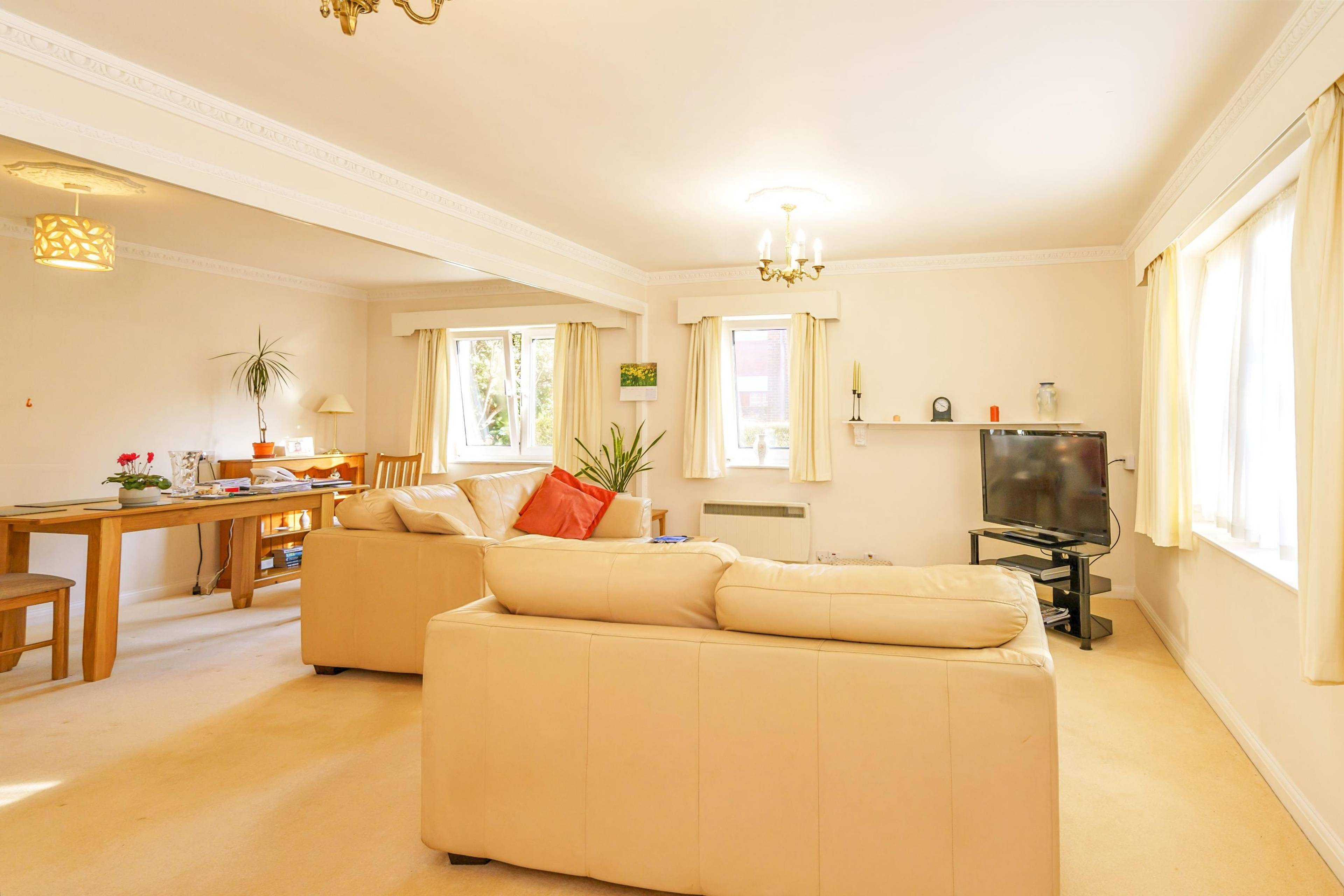 Lounge/Dining Room