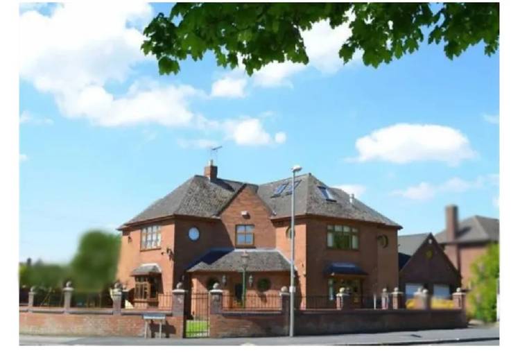 5 bedroom detached house