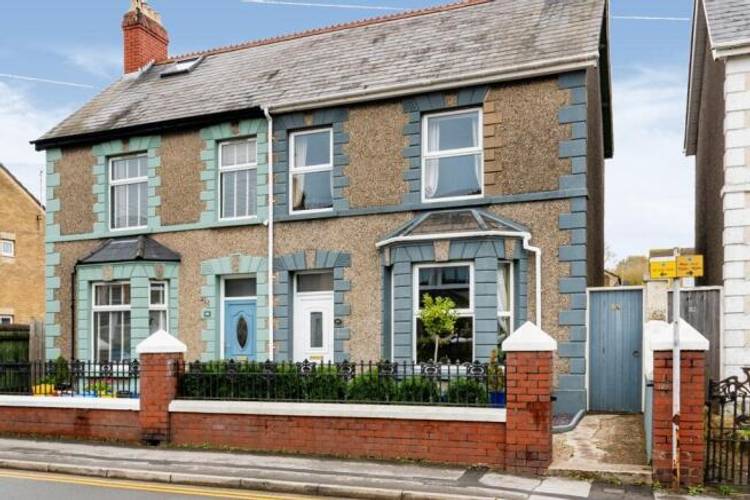 3 bedroom semi-detached house