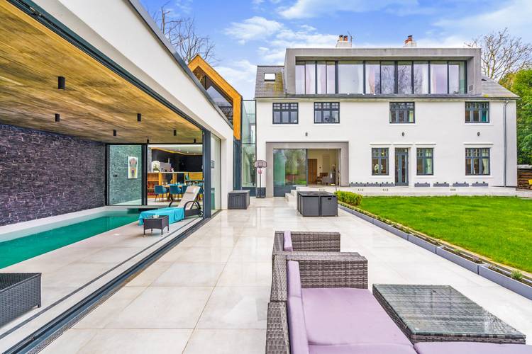 6 bedroom detached house