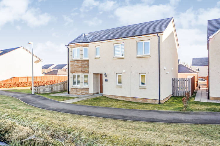 5 bedroom detached house