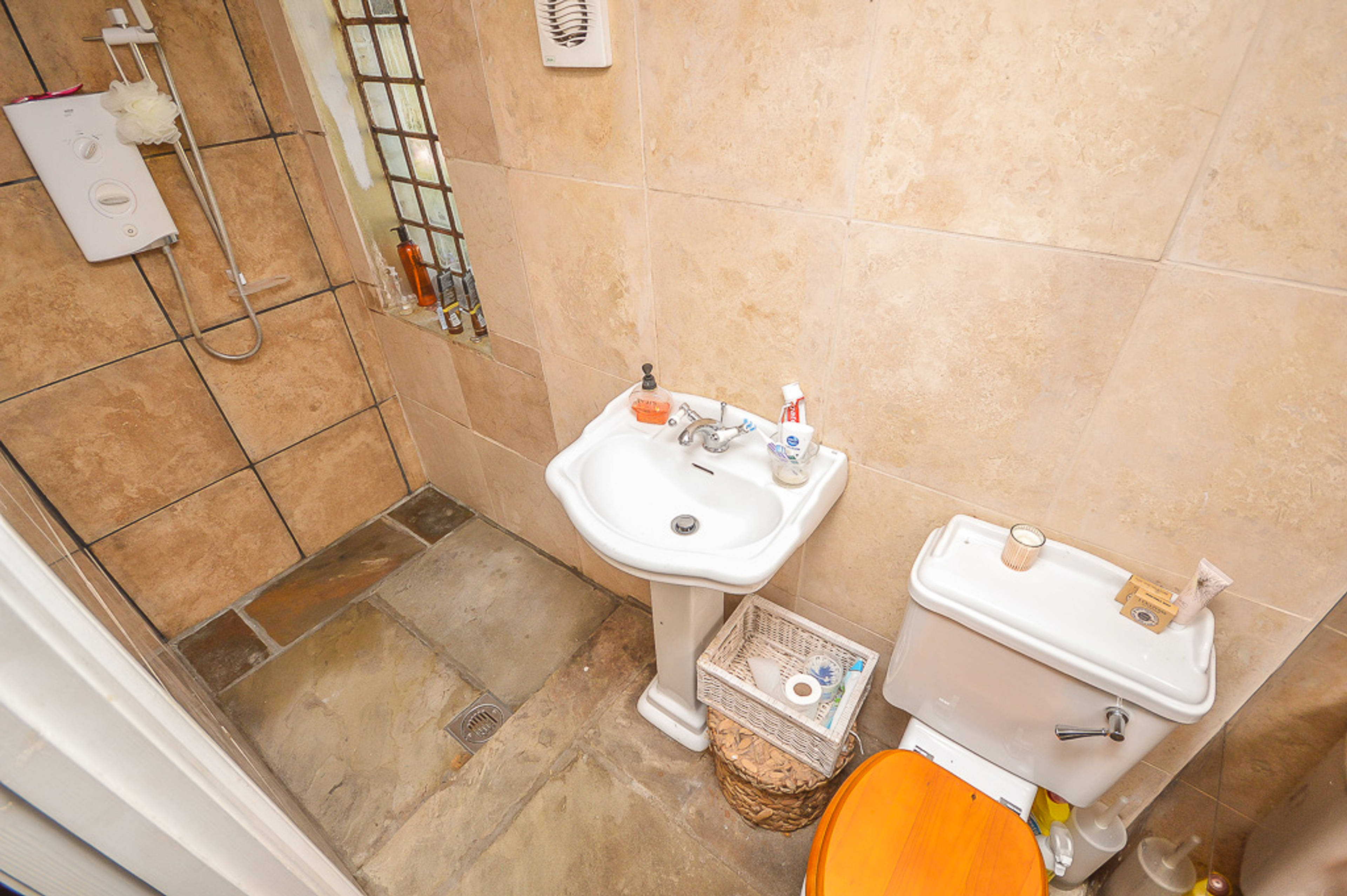 Annexe Shower Room