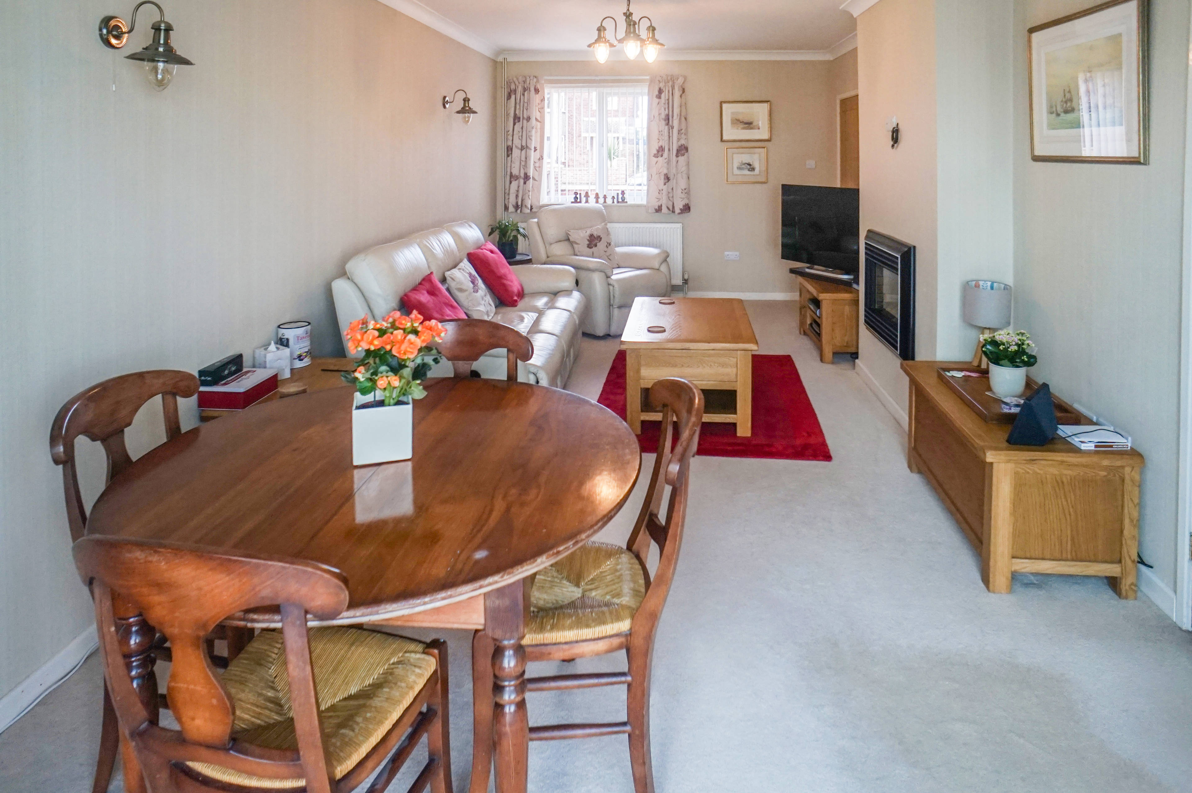 Lounge/Dining Room