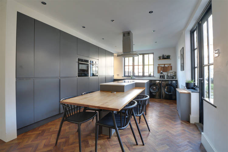5 bedroom semi-detached house