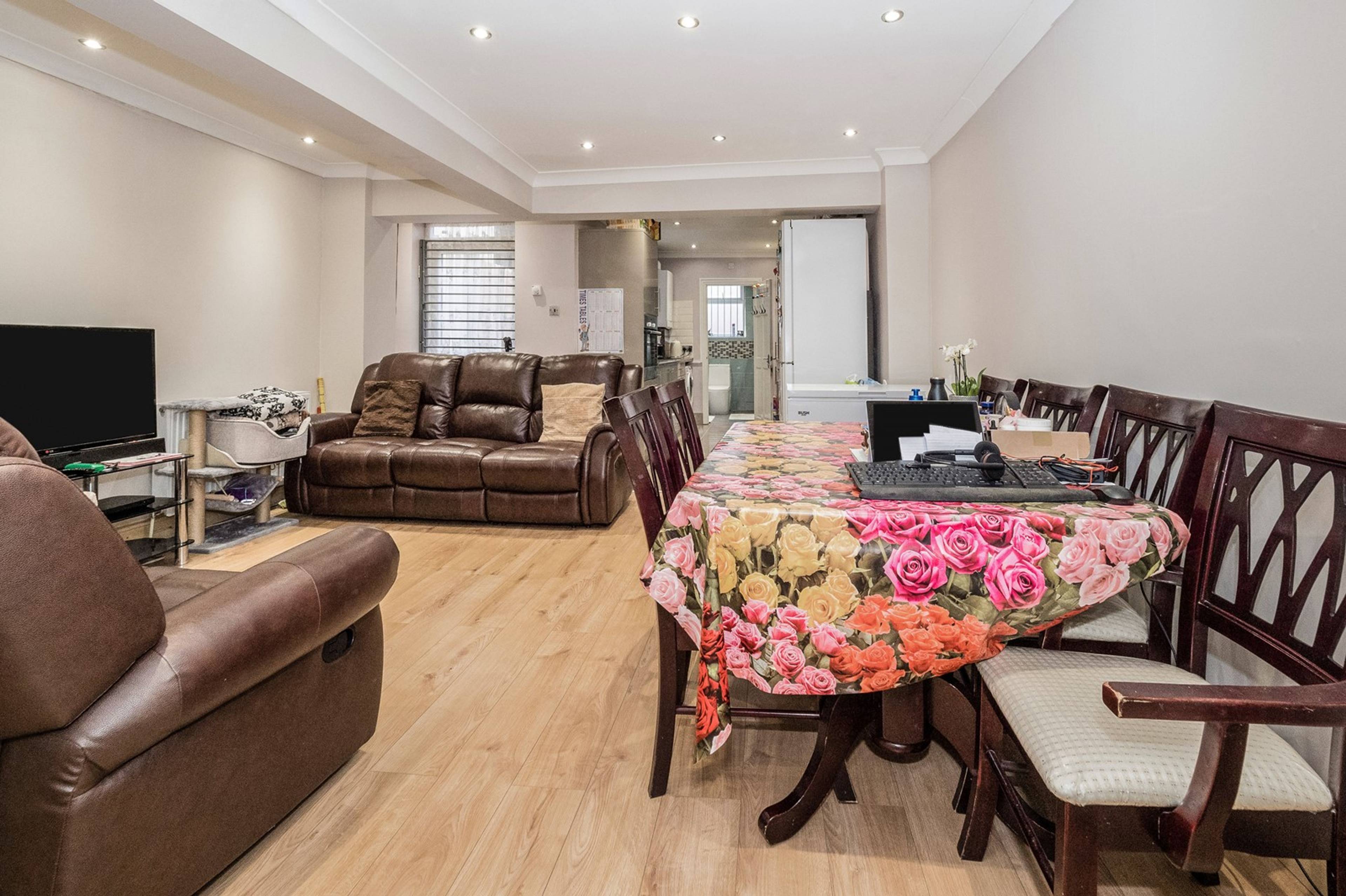 Lounge/Dining Room
