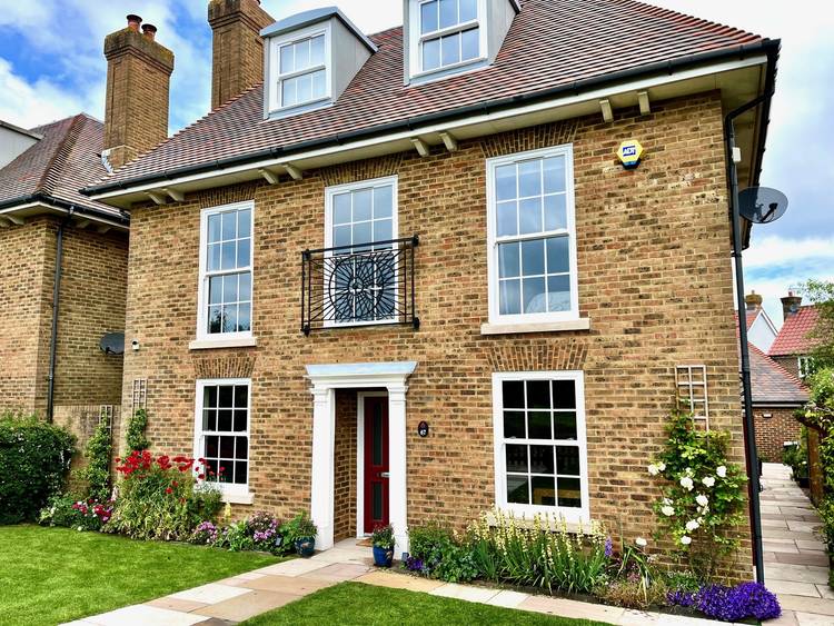 5 bedroom detached house