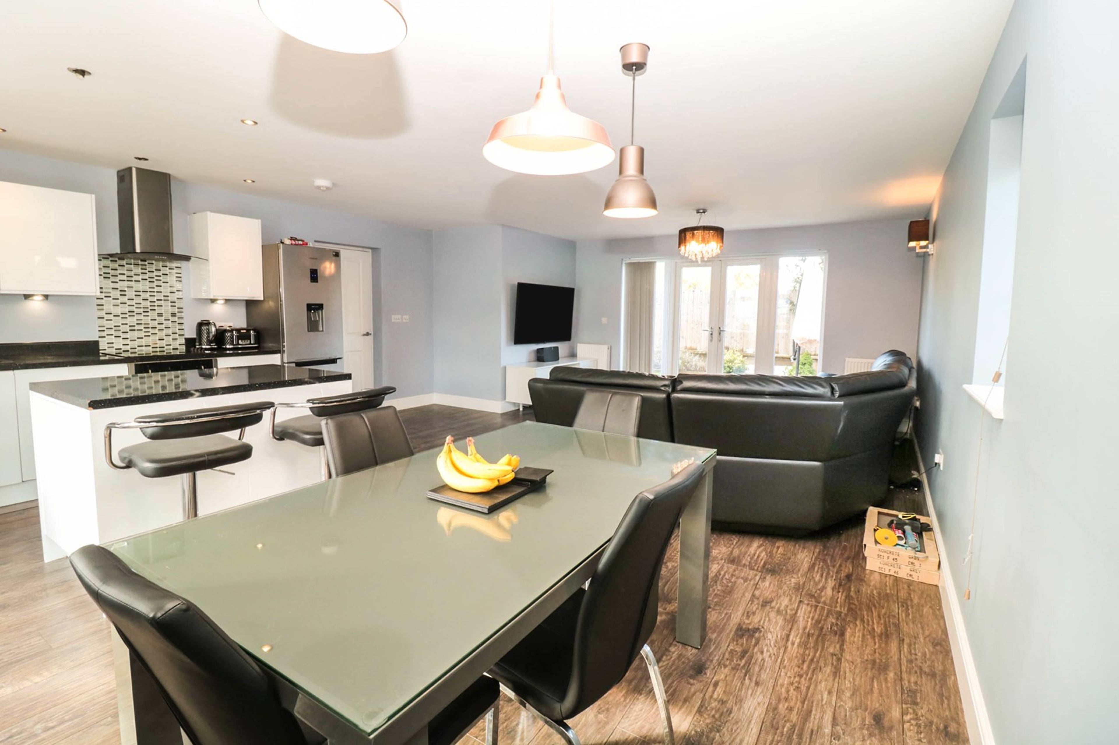Lounge / Kitchen