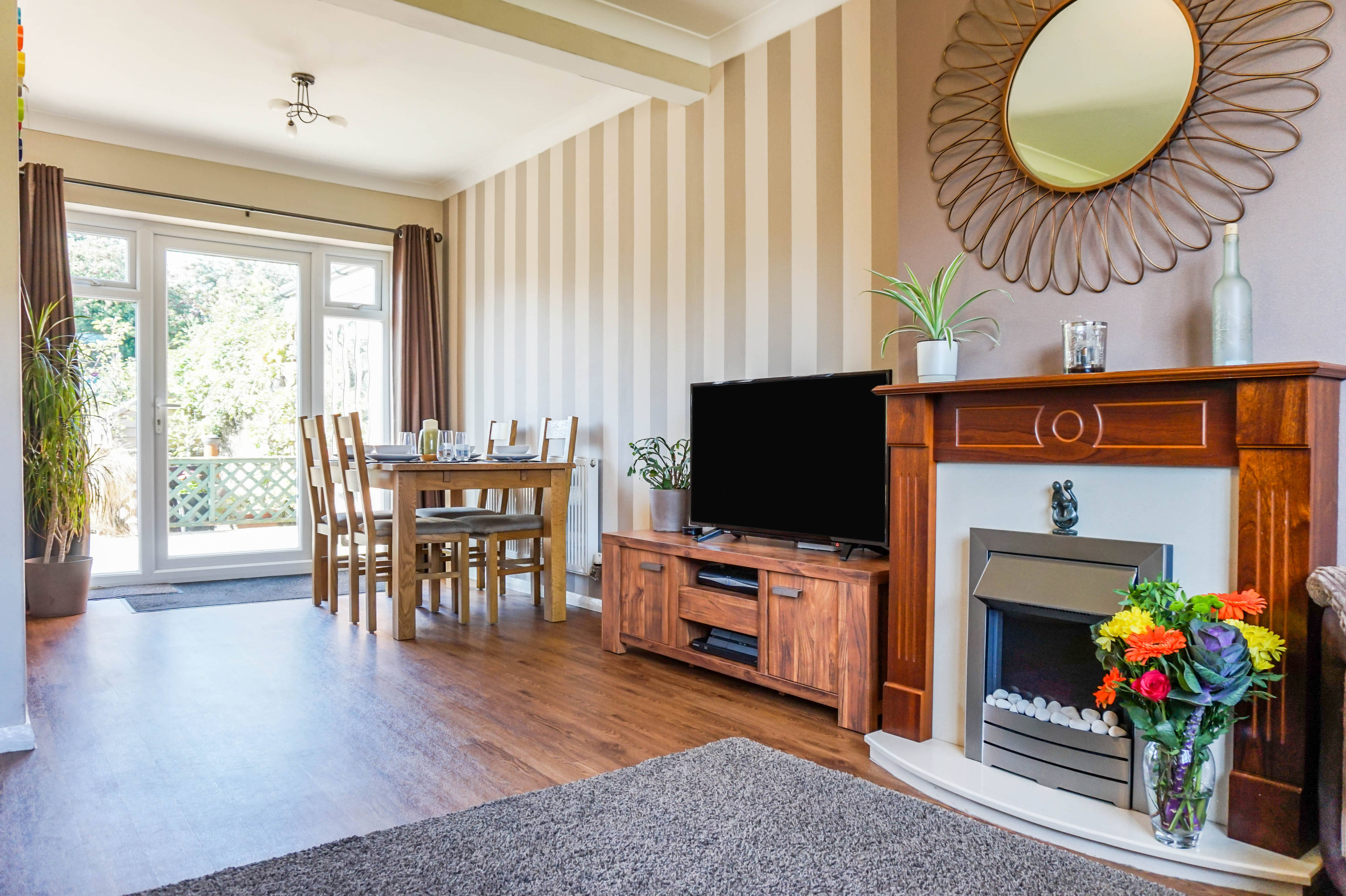 Lounge/Dining Room