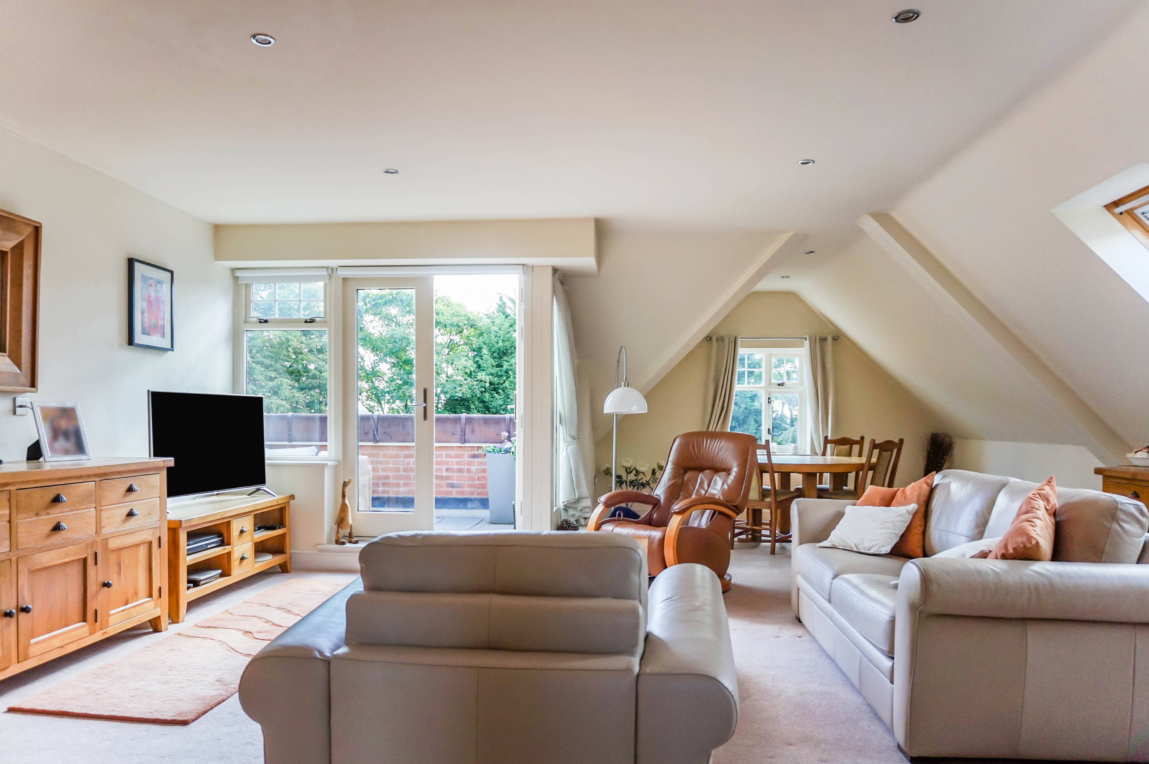 Lounge/Dining Room