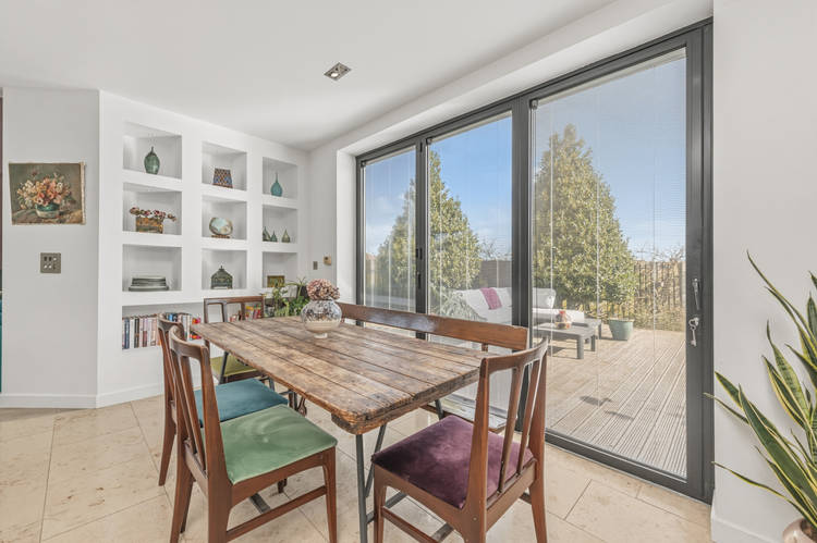 5 bedroom detached house