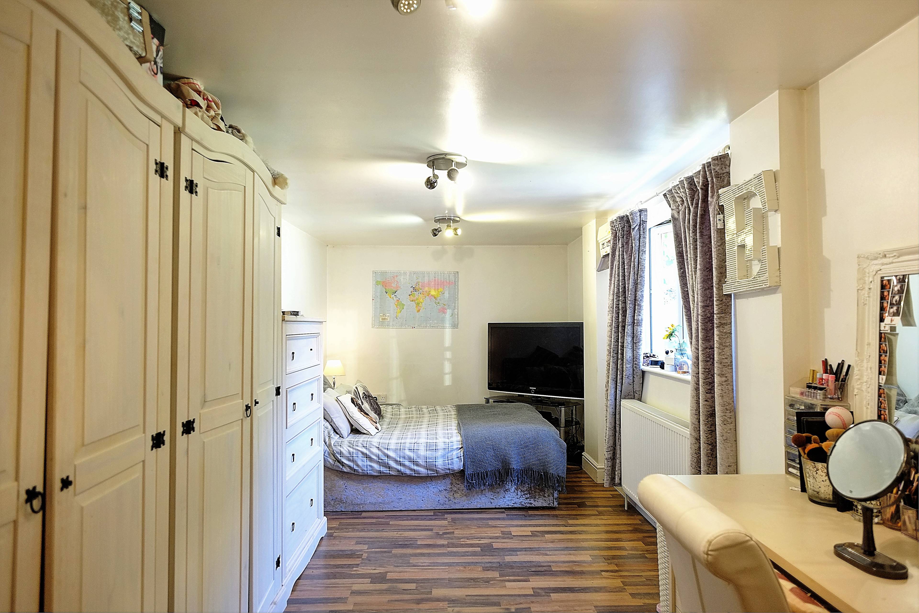 Bedroom 5/Games Room