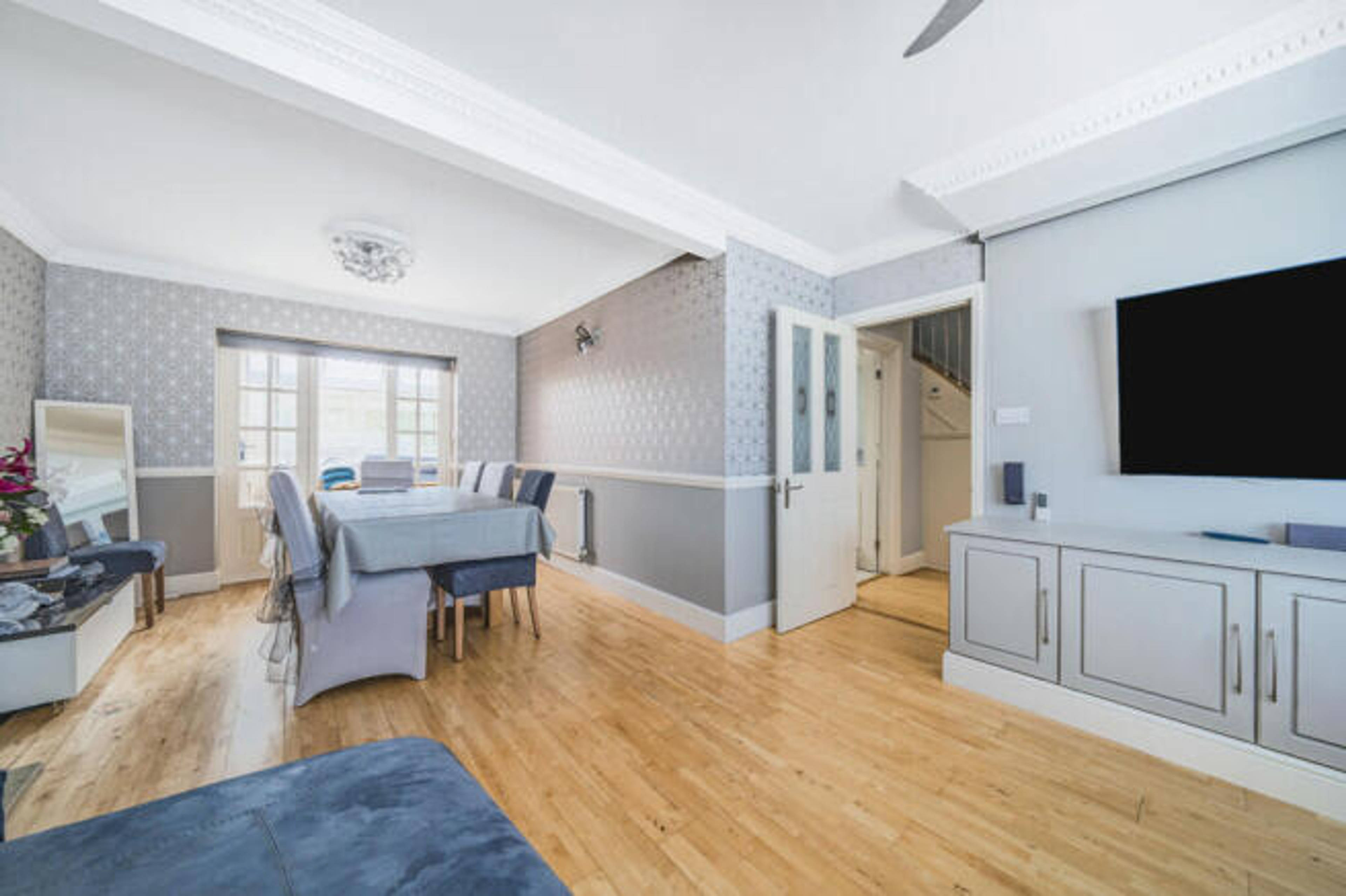 Lounge/Dining Room