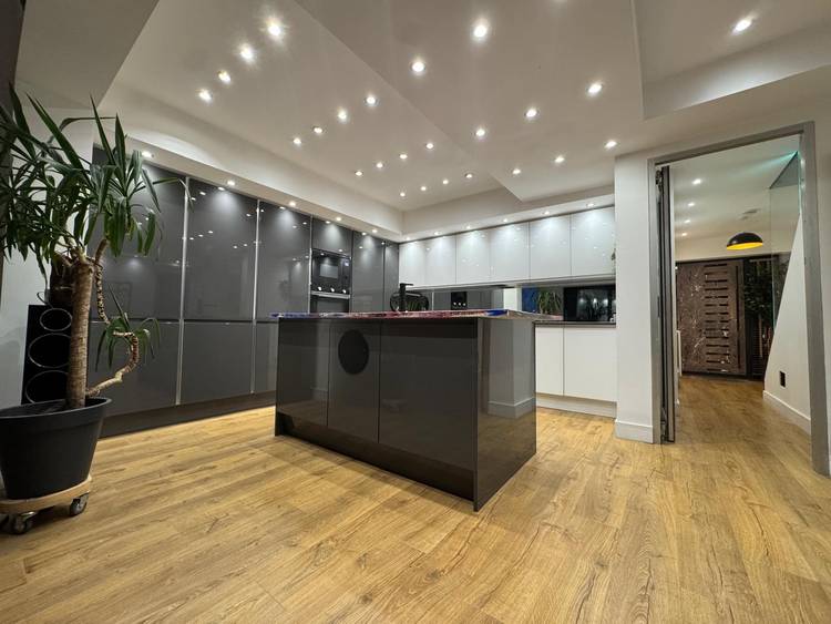 3 bedroom semi-detached house