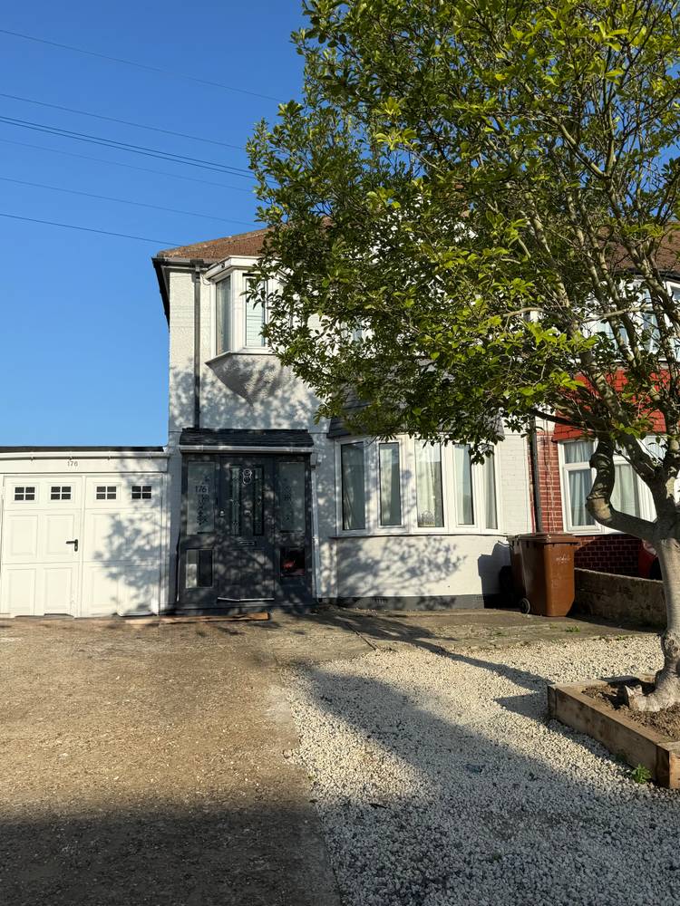 4 bedroom end of terrace house