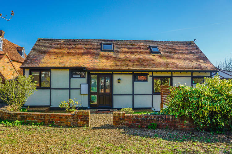 2 bedroom detached house