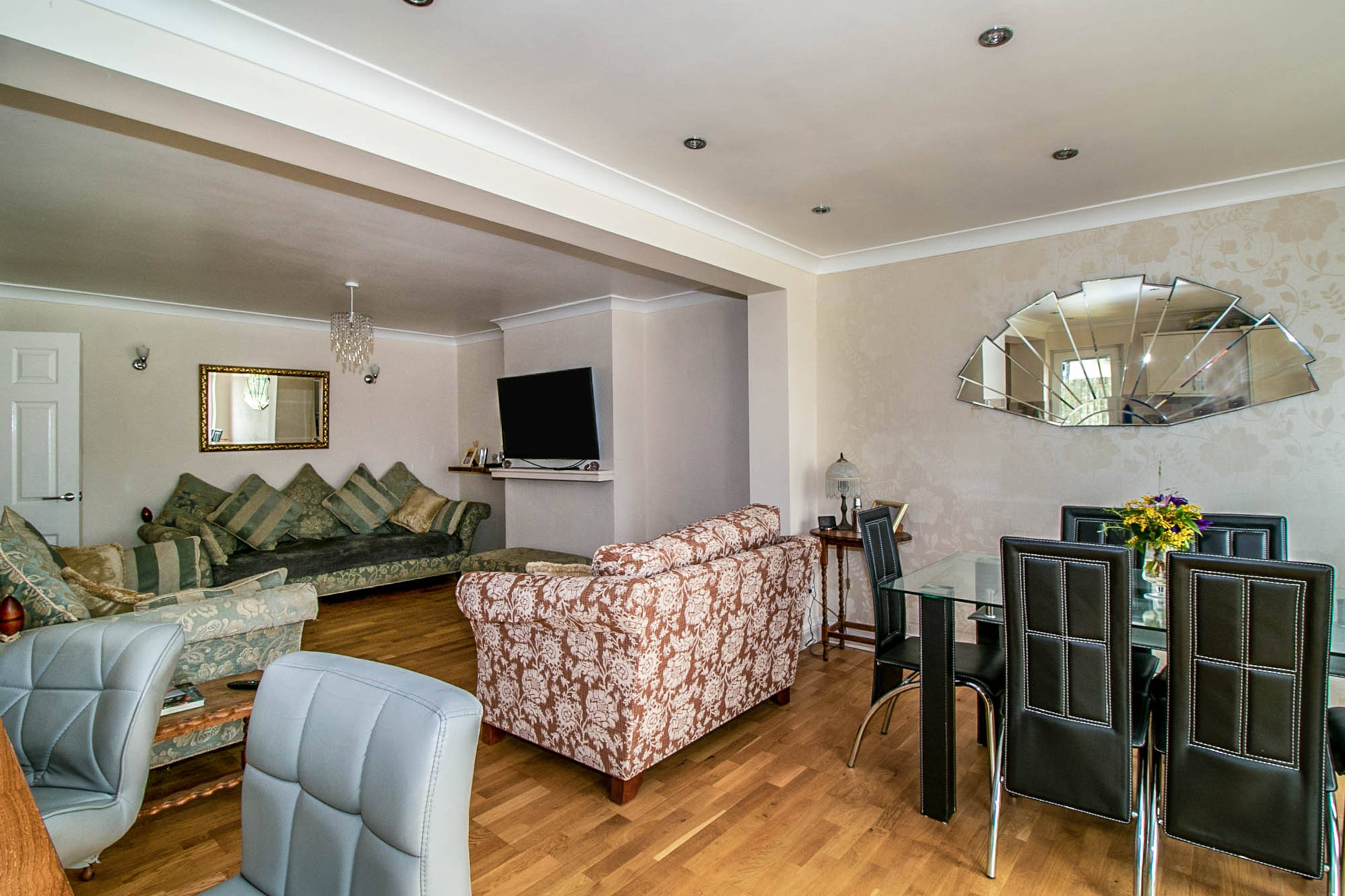 Lounge/Dining Room
