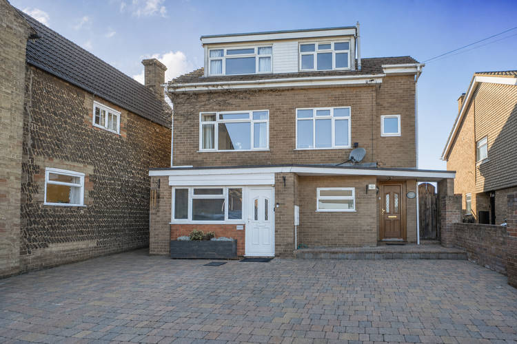 5 bedroom detached house
