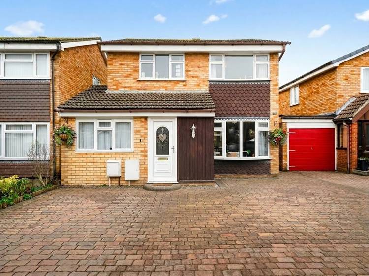 5 bedroom detached house