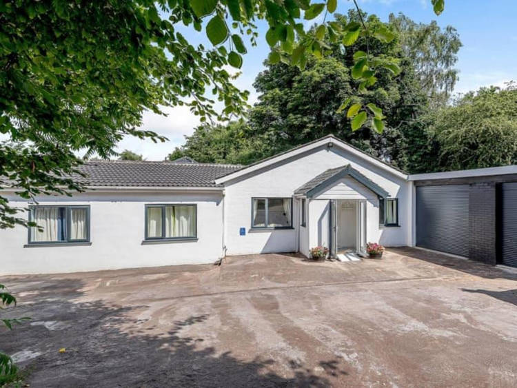 5 bedroom detached bungalow