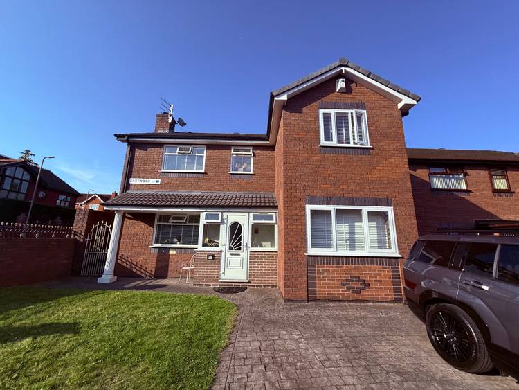 5 bedroom detached house