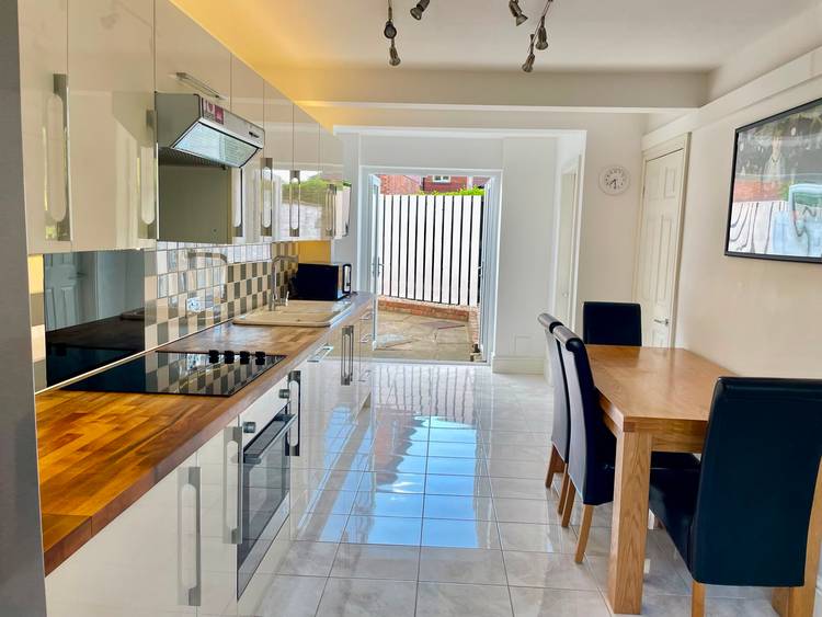 4 bedroom end-terraced