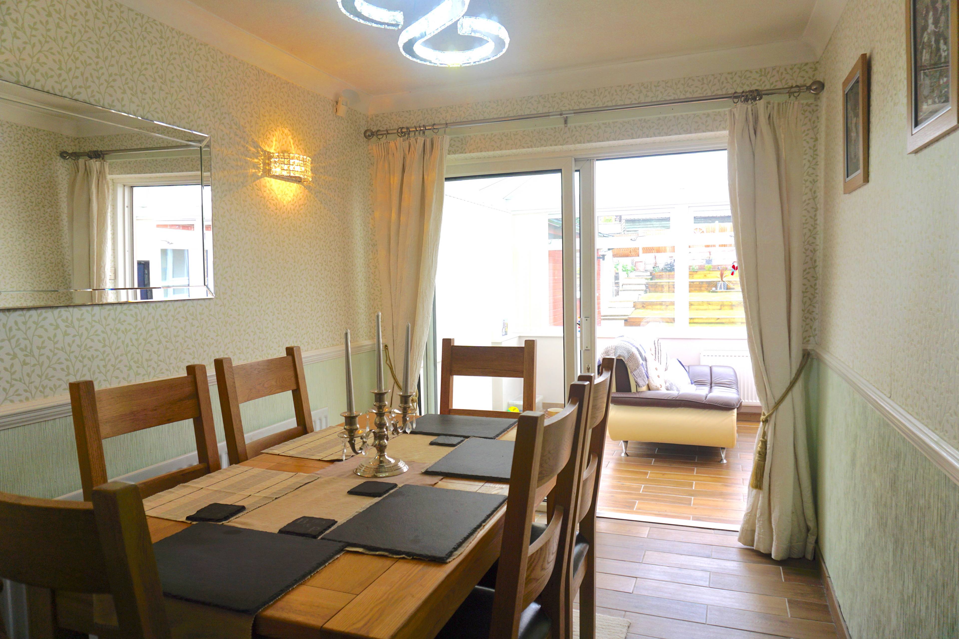 Bed 3 / Dining Room