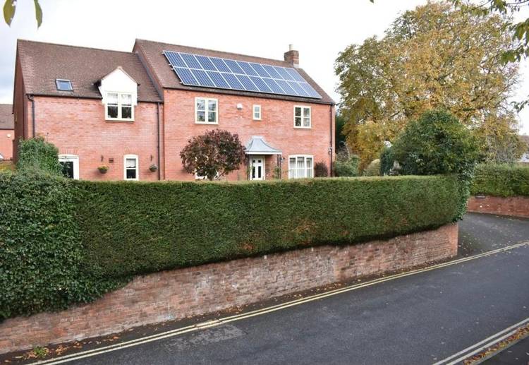 6 bedroom detached house